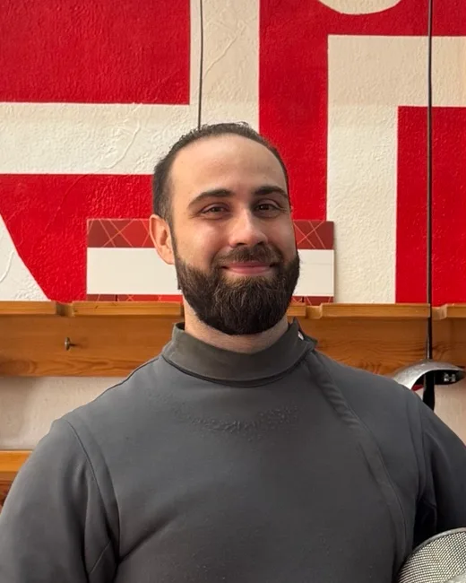 Víctor Santiago, director técnico y entrenador de esgrima del Club de Esgrima Torremolinos, con careta y sable en la sala del club