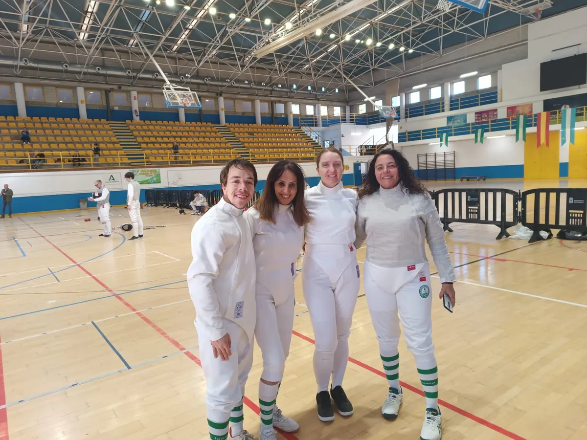 Esgrimistas del club sonriendo juntos antes de una competición