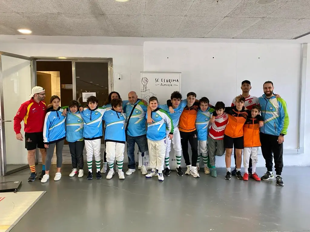 Grupo de jóvenes esgrimistas del club con sus entrenadores en una competición en Almería