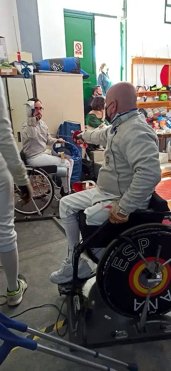 Antonio Garrido, esgrimista en silla de ruedas del club, en un asalto en la sala del club