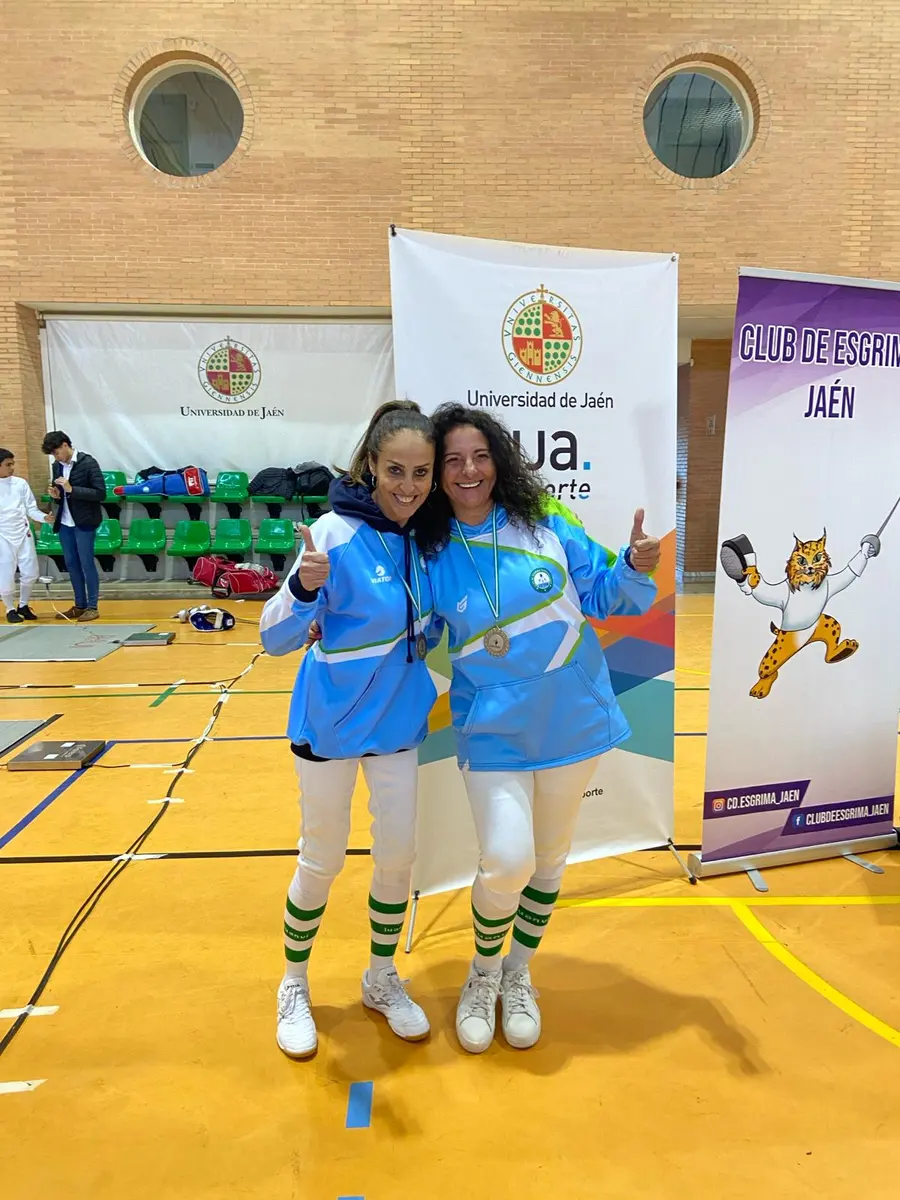 Dos esgrimistas del club con medalla y el pulgar en alto en un torneo en Jaén
