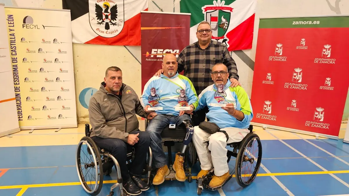 Esgrimistas en silla de ruedas con trofeos en un podio en Zamora